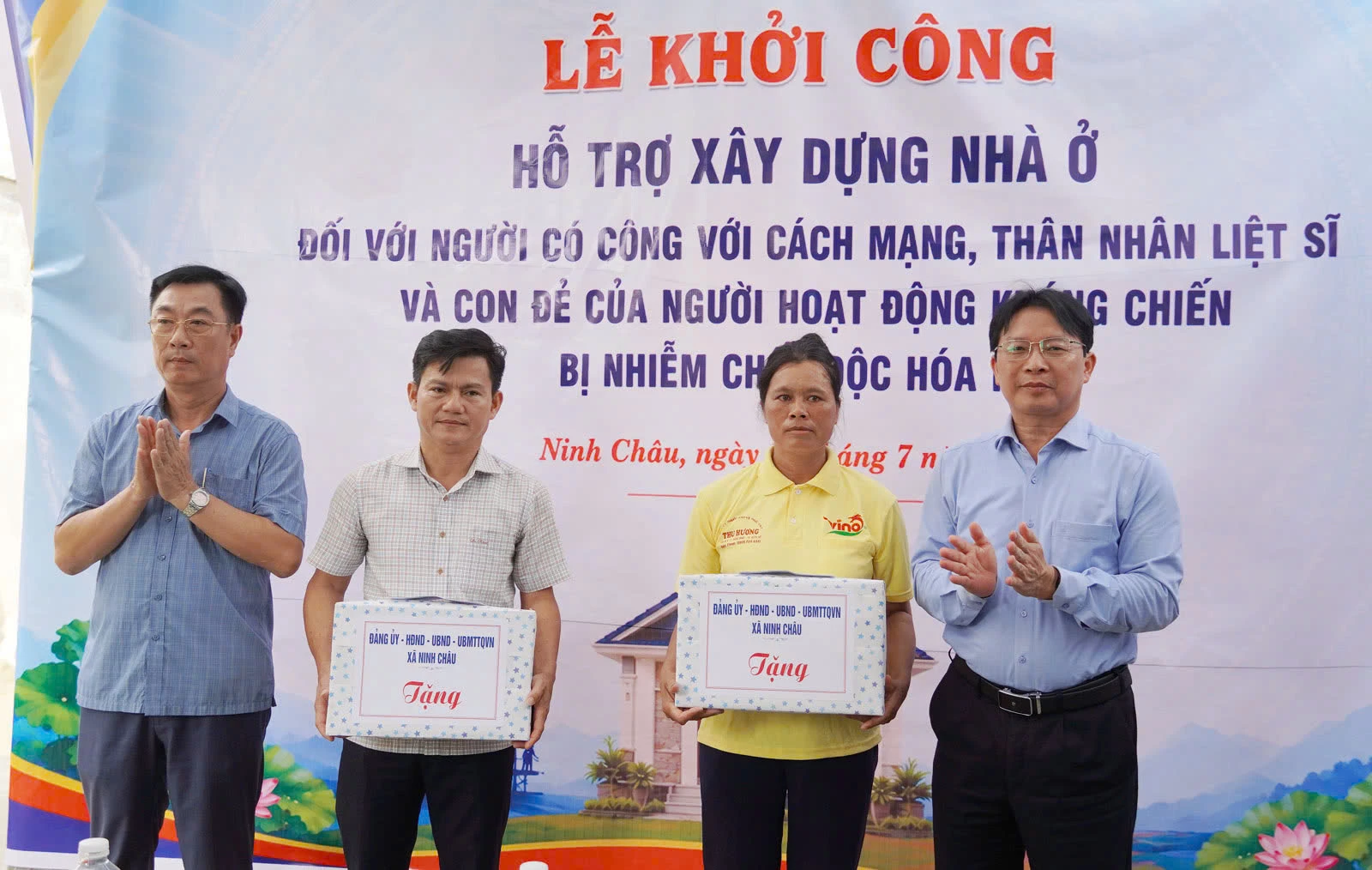 Lãnh đạo xã Ninh Châu tảo tặng quà