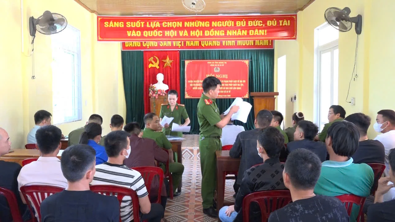 Công an xã Ái Tử tuyên truyền pháp luật về phòng, chống ma túy cho các đối tượng thuộc diện quản lý năm 2026 - Ảnh: CẢNH THU
