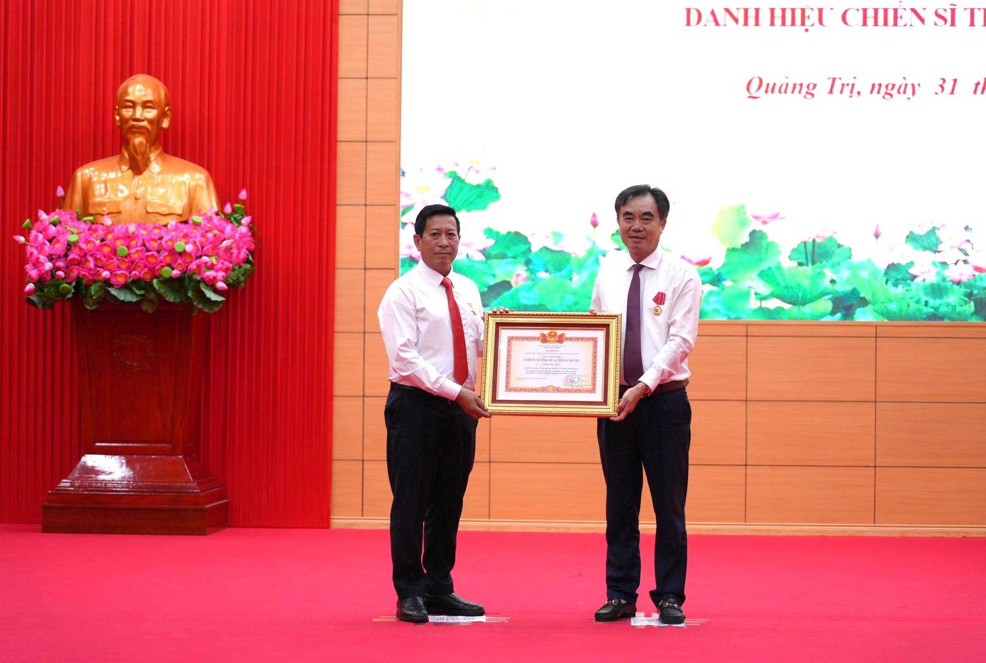 Đồng chí Nguyễn Lương Bình, Trưởng Ban Tổ chức Tỉnh ủy trao Danh hiệu chiến sĩ thi đua Toàn quốc cho lãnh đạo Ban Quản lý VQG Phong Nha – Kẻ Bàng - Ảnh: T.Đ