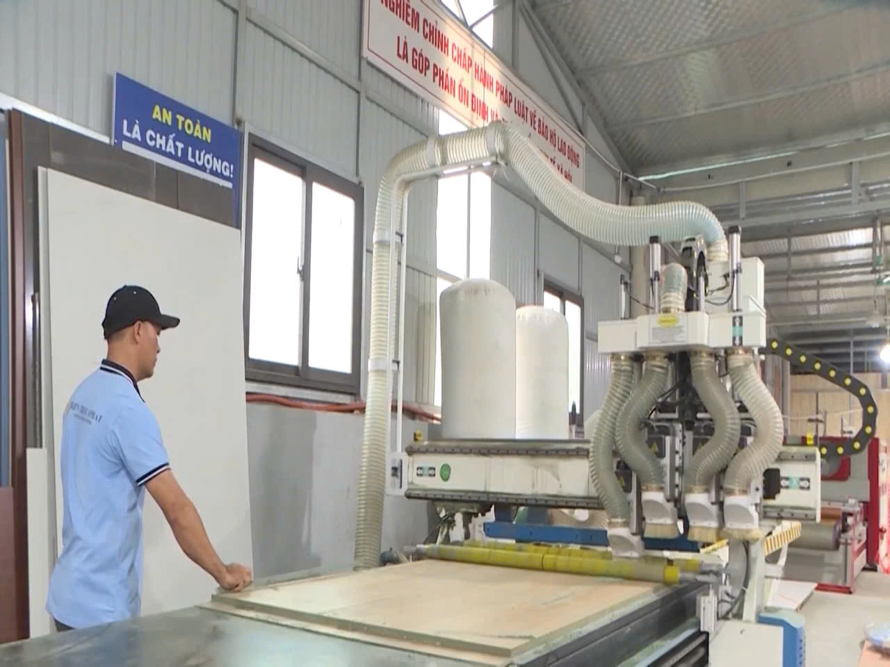 Các doanh nghiệp đẩy mạnh hoạt động sản xuất, kinh doanh nhằm đạt mục tiêu tăng trưởng cao nhất - Ảnh: Q.V