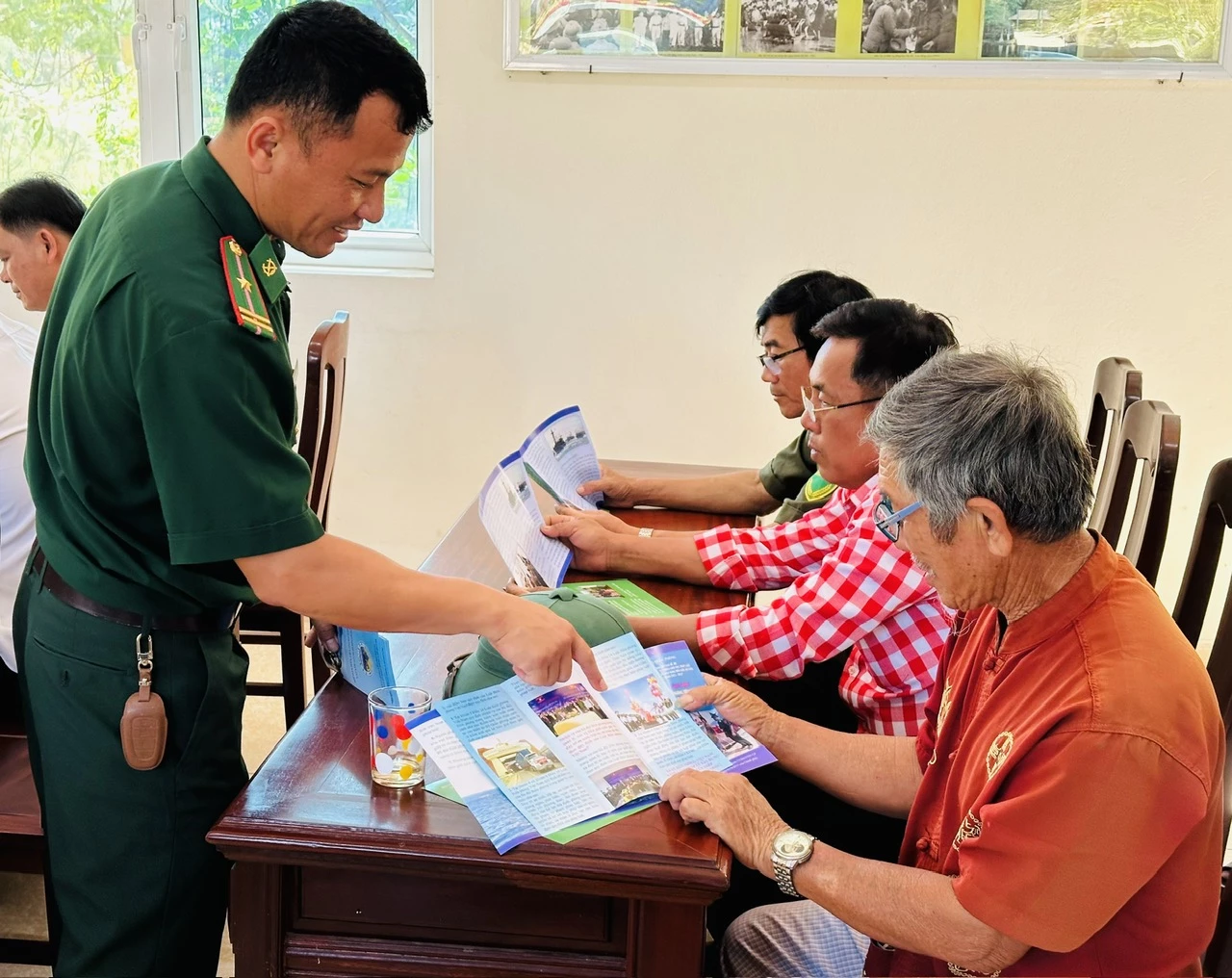 Lực lượng Bộ đội Biên phòng phổ biến, tuyên truyền các quy định về chống khai thác IUU cho ngư dân xã Nam Cửa Việt  