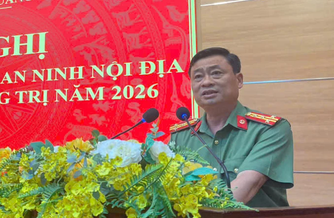 Đại tá Lê Văn Hóa, Phó Giám đốc Công an tỉnh Quảng Trị phát biểu chỉ đạo tại hội nghị tập huấn nghiệp vụ của lực lượng An ninh nội địa - Ảnh: CAQT