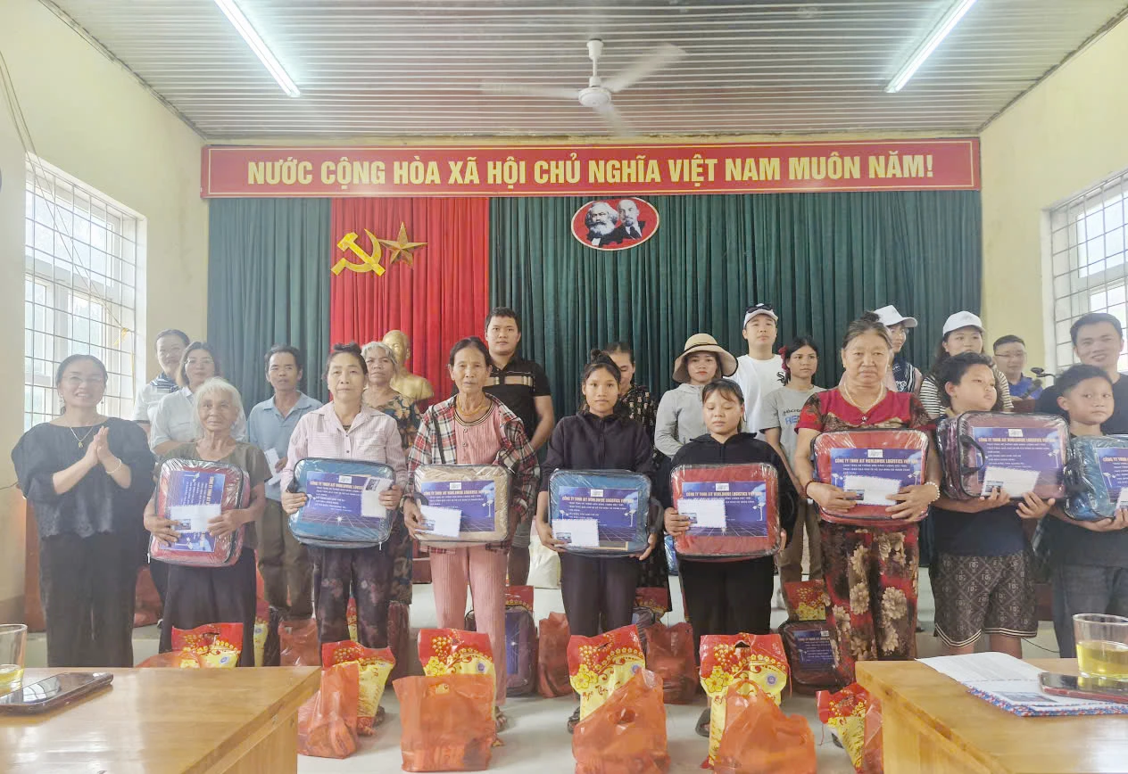 QTO - Thông qua sự kết nối của phóng viên Báo và phát thanh, truyền hình Quảng Trị, ngày 11/7/2026, Công ty TNHH Ait Worldwide Logistics Việt Nam đã trao tặng nhiều suất quà cho người dân bản Hóa Lương, xã Kim Điền.