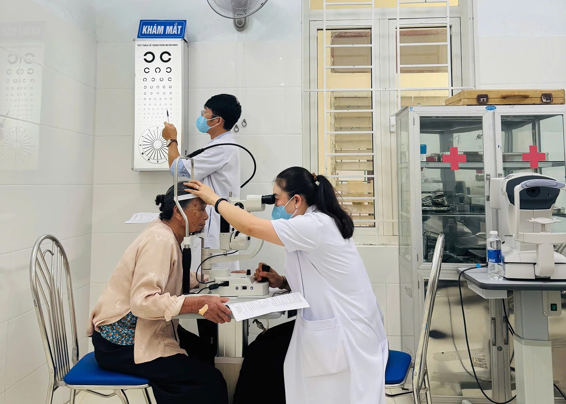 Người dân đến khám sức khỏe theo chương trình tại Trạm Y tế xã Cam Hồng - Ảnh: SYT