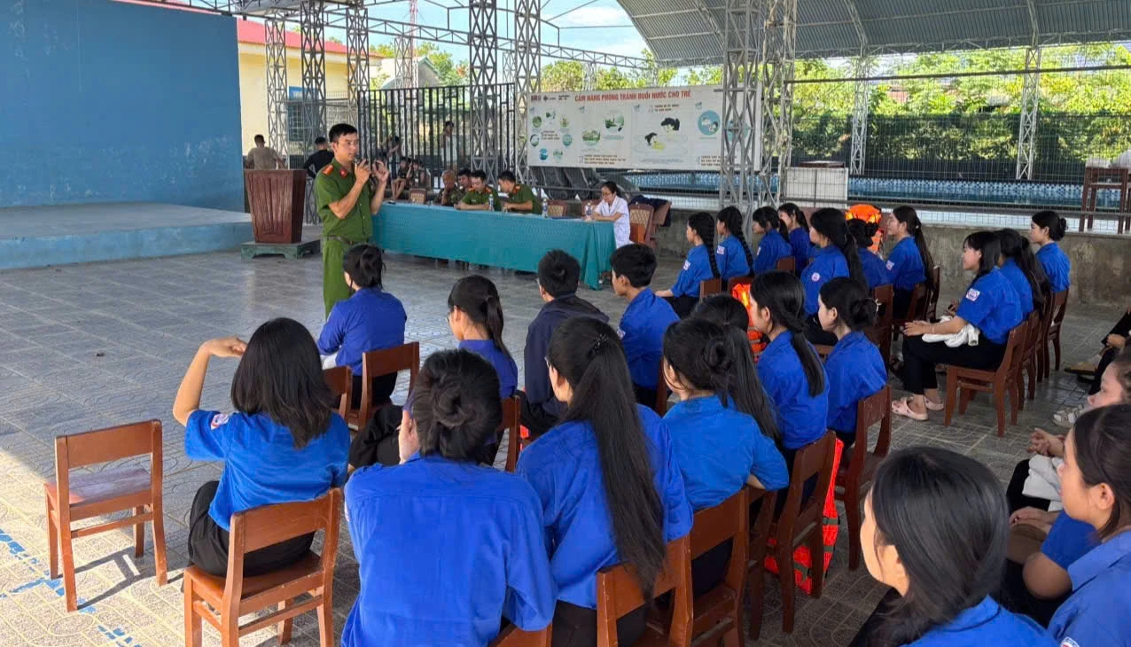 Phòng Cảnh sát phòng cháy, chữa cháy và cứu nạn, cứu hộ, Công an tỉnh tuyên truyền phòng, chống đuối nước trẻ em tại xã Triệu Cơ - Ảnh: CA tỉnh.