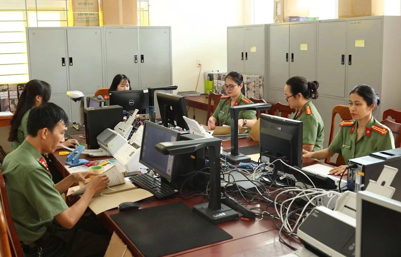 Cán bộ Phòng Hồ sơ nghiệp vụ, Công an tỉnh Quảng Trị xử lý, cập nhật dữ liệu hồ sơ trên hệ thống máy tính trong quá trình số hóa tài liệu - Ảnh: Q.V