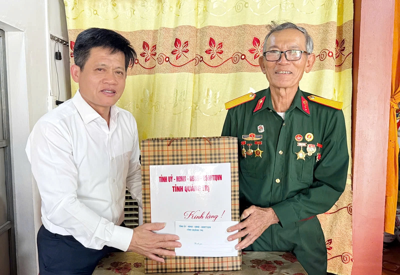 Phó Chủ tịch UBND tỉnh Lê Văn Bảo thăm, tặng quà gia đình thương binh Trần Học ở thôn Hải Dương, xã Mỹ Thủy - Ảnh: Quang Ngọc.