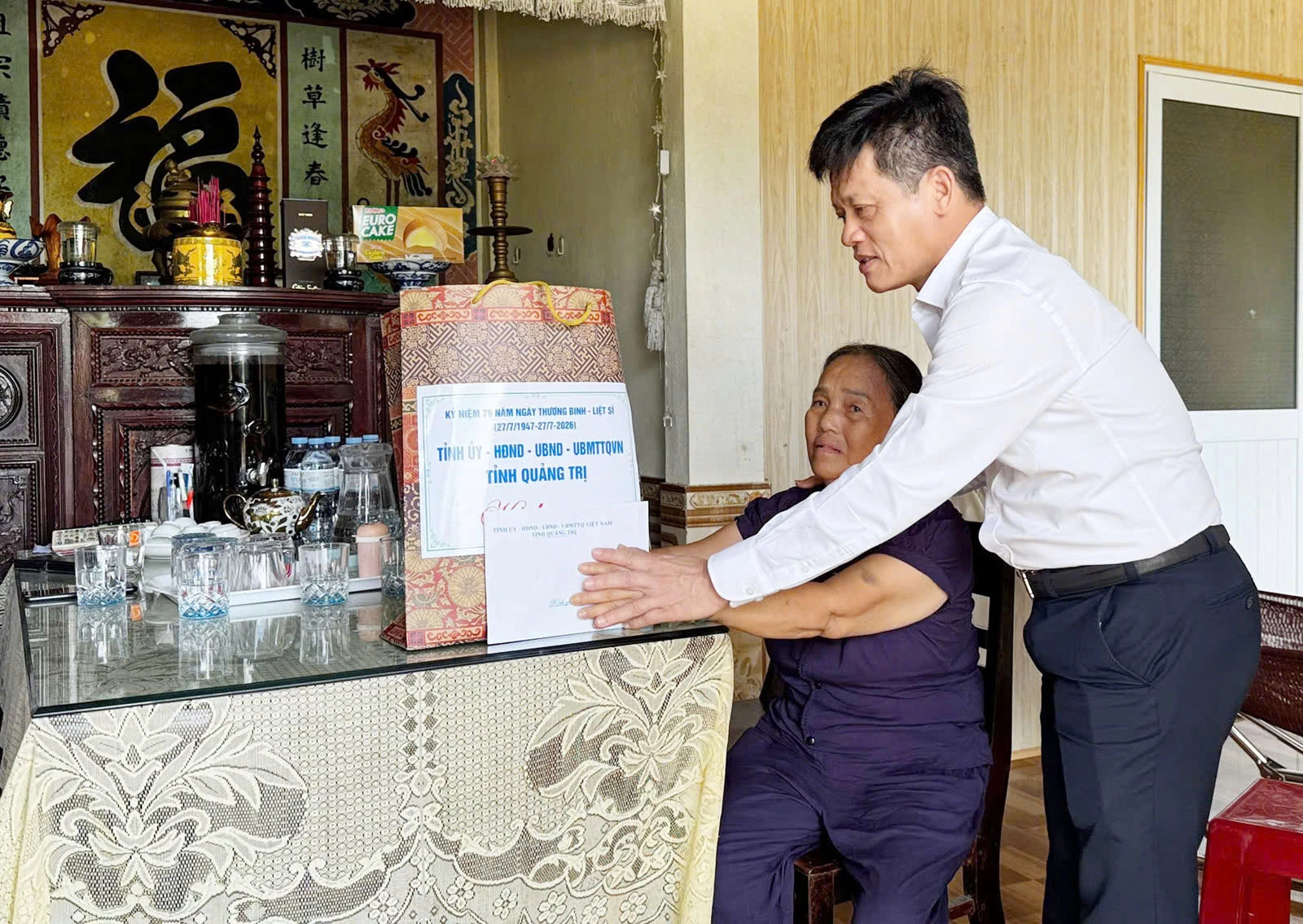 Phó Chủ tịch UBND tỉnh Lê Văn Bảo thăm, tặng quà gia đình thương binh Lê Đình Anh, thôn Thiện Đông, xã Diên Sanh - Ảnh: Quang Ngọc.