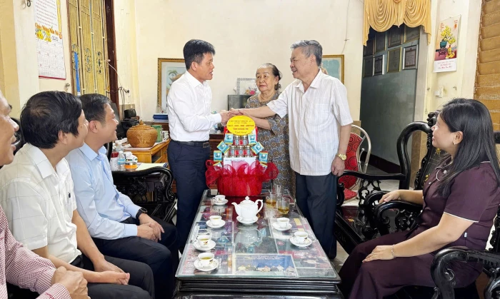 Đồng chí Lê Văn Bảo, Phó Chủ tịch UBND tỉnh thăm, tặng quà gia đình người có công
