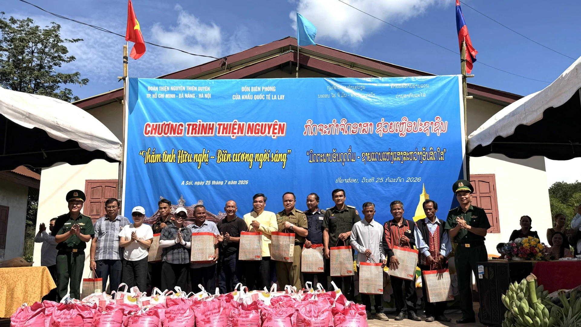 Đoàn thiện nguyện tặng quà cho chính quyền địa phương và các lực lượng chức năng của nước bạn Lào tại khu vực biên giới - Ảnh: Hoàng Hùng