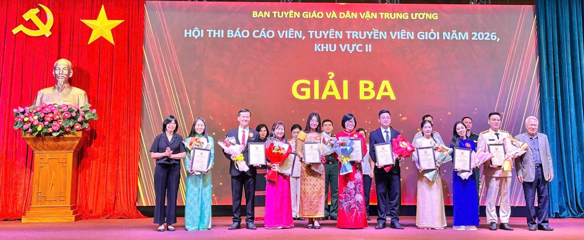 Đồng chí Nguyễn Thị Chính (thứ 2 từ trái sang) giành giải Ba tại hội thi Báo cáo viên, tuyên truyền viên giỏi năm 2026 (khu vực II) - Ảnh: V.P