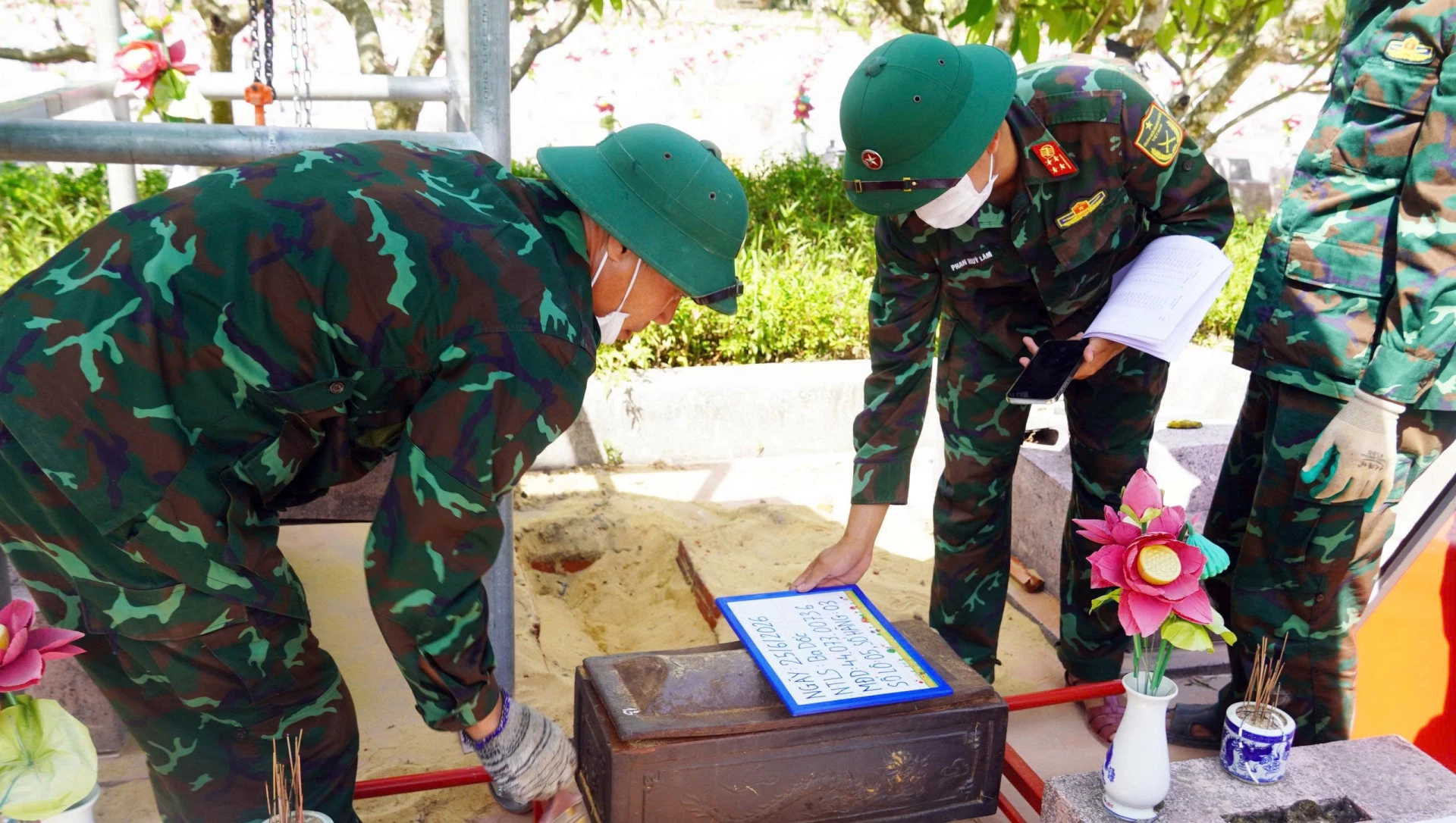 Tìm kiếm, quy tập hài cốt liệt sĩ và xác định danh tính liệt sĩ còn thiếu thông tin là chính sách ưu đãi người có công quan trọng của Đảng và Nhà nước - Ảnh: M.H