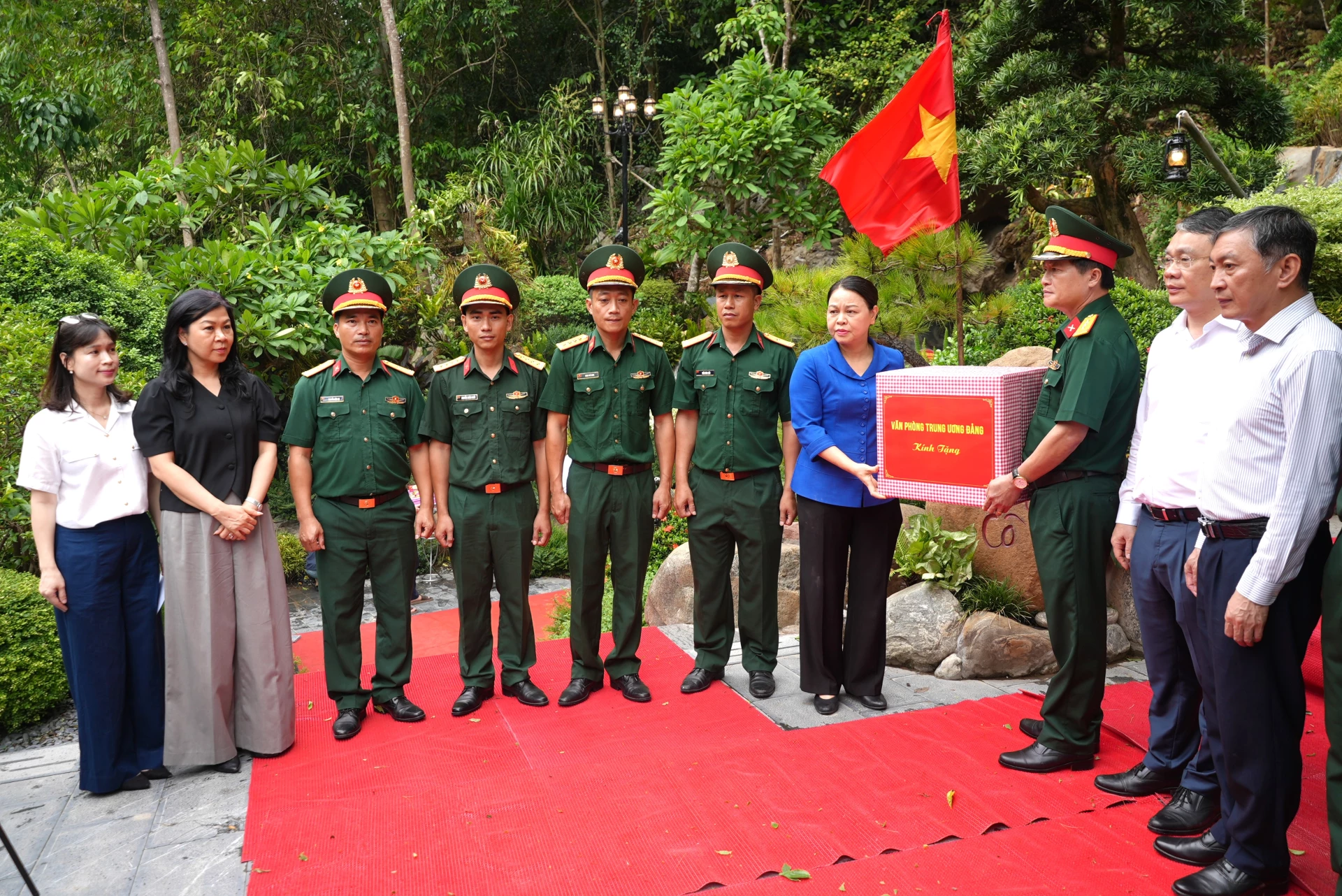 Lãnh đạo Văn phòng Trung ương Đảng tặng quà cho cán bộ, chiến sĩ Đội 589, Bộ Chỉ huy Quân sự tỉnh - Ảnh: T.Đ