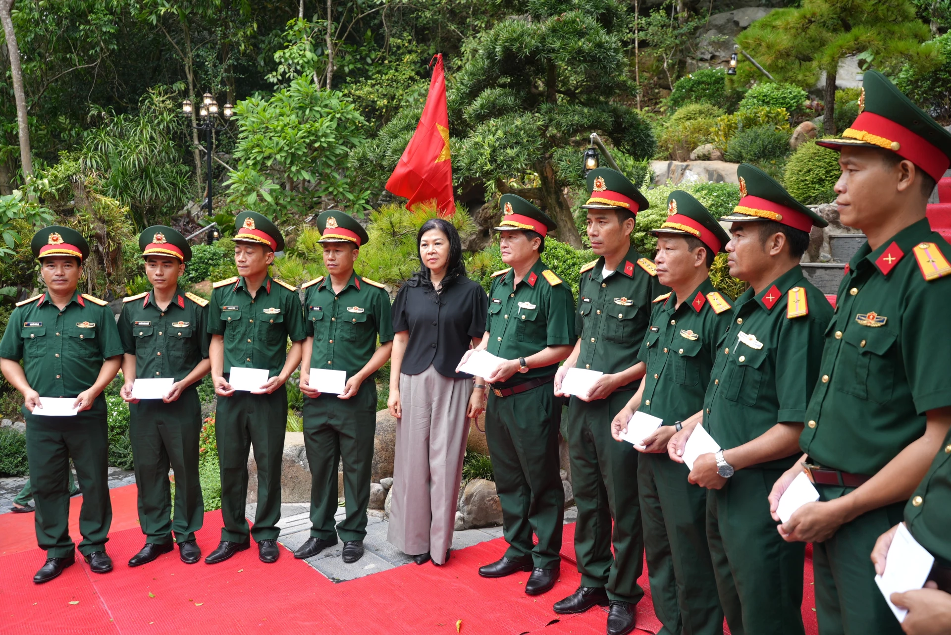 Bà Ngô Phương Ly, Phu nhân Tổng Bí thư, Chủ tịch nước Tô Lâm tặng quà cho cán bộ, chiến sĩ Đội 589, Bộ Chỉ huy Quân sự tỉnh - Ảnh: T.Đ