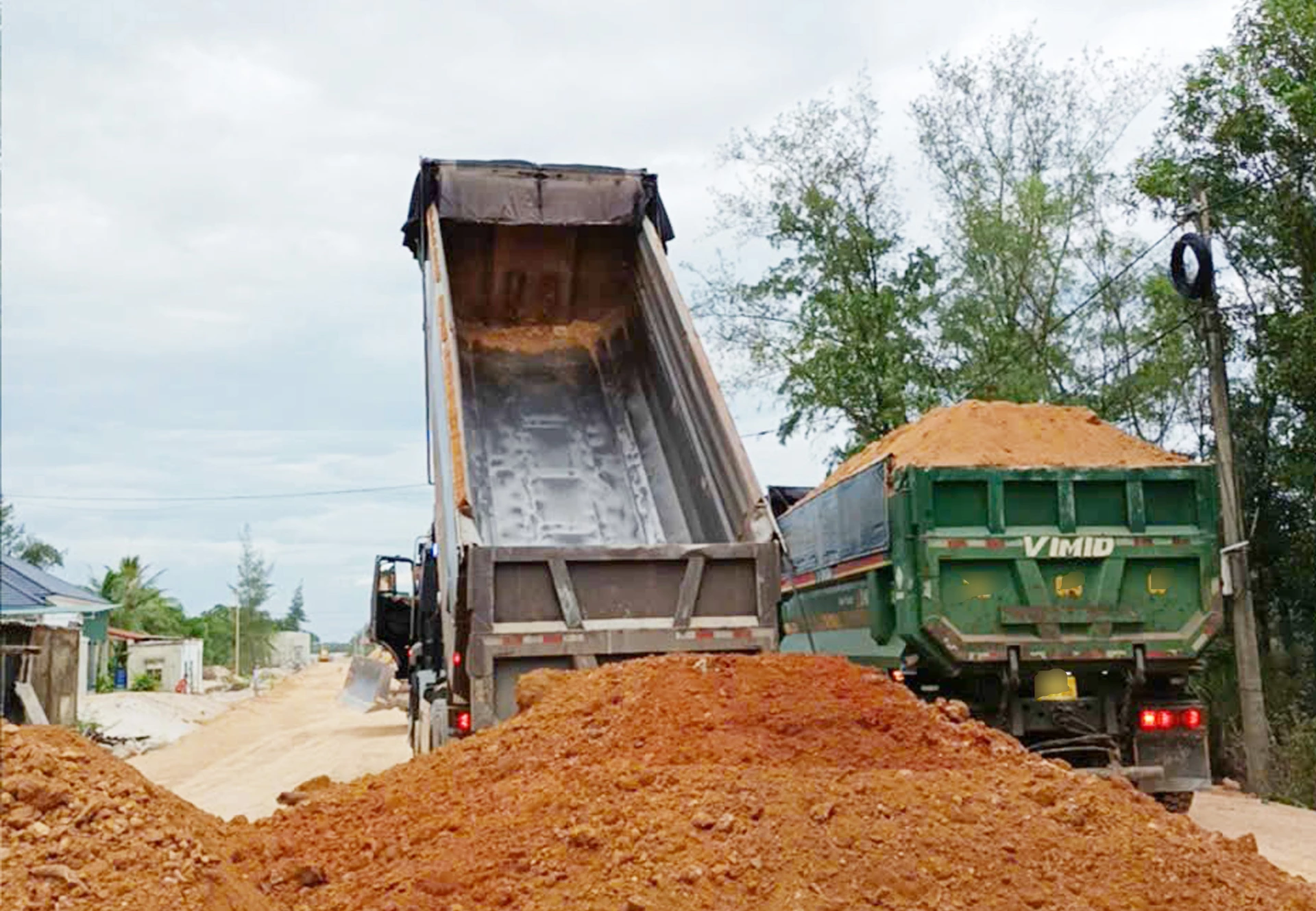 Nhà thầu tổ chức thi công ngay tại khu vực mặt bằng vừa được bàn giao. Ảnh: B.T