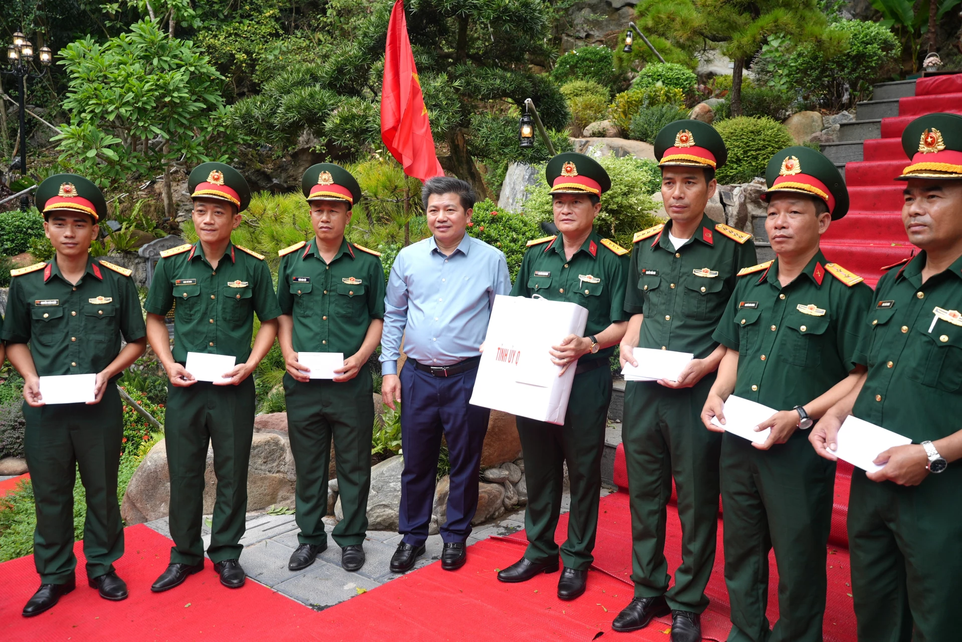 Đồng chí Trần Vũ Khiêm, Phó Bí thư Thường trực Tỉnh ủy, Trưởng Đoàn ĐBQH tỉnh tặng quà cho cán bộ, chiến sĩ Đội 589, Bộ Chỉ huy Quân sự tỉnh - Ảnh: T.Đ