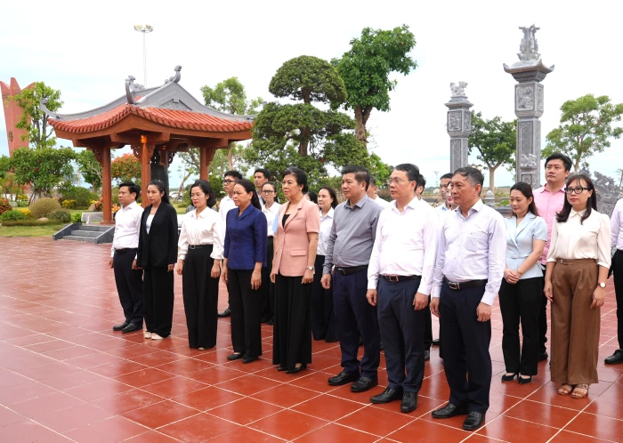 Đoàn công tác Văn phòng Trung ương Đảng dâng hương tại Khu di tích lịch sử quốc gia đặc biệt Bến Phà Gianh