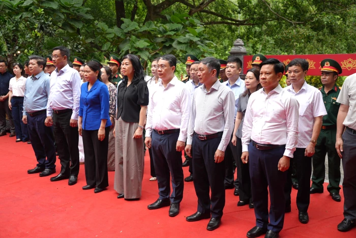 Đoàn công tác Văn phòng Trung ương Đảng tri ân các anh hùng liệt sĩ tại Quảng Trị