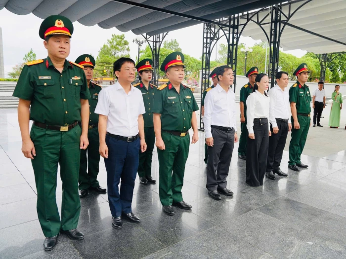 Đồng chí Bí thư Tỉnh ủy Nguyễn Văn Phương dâng hương tri ân các anh hùng liệt sĩ