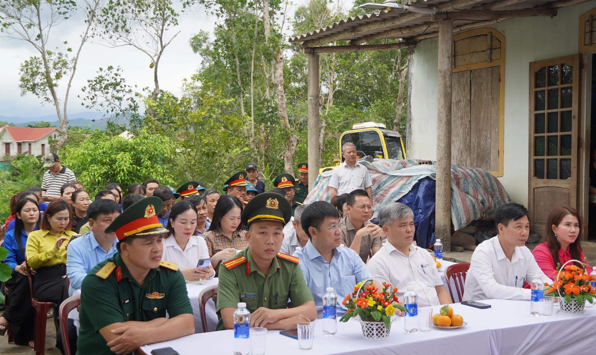 Các đại biểu tham dự buổi lễ - Ảnh: L.M