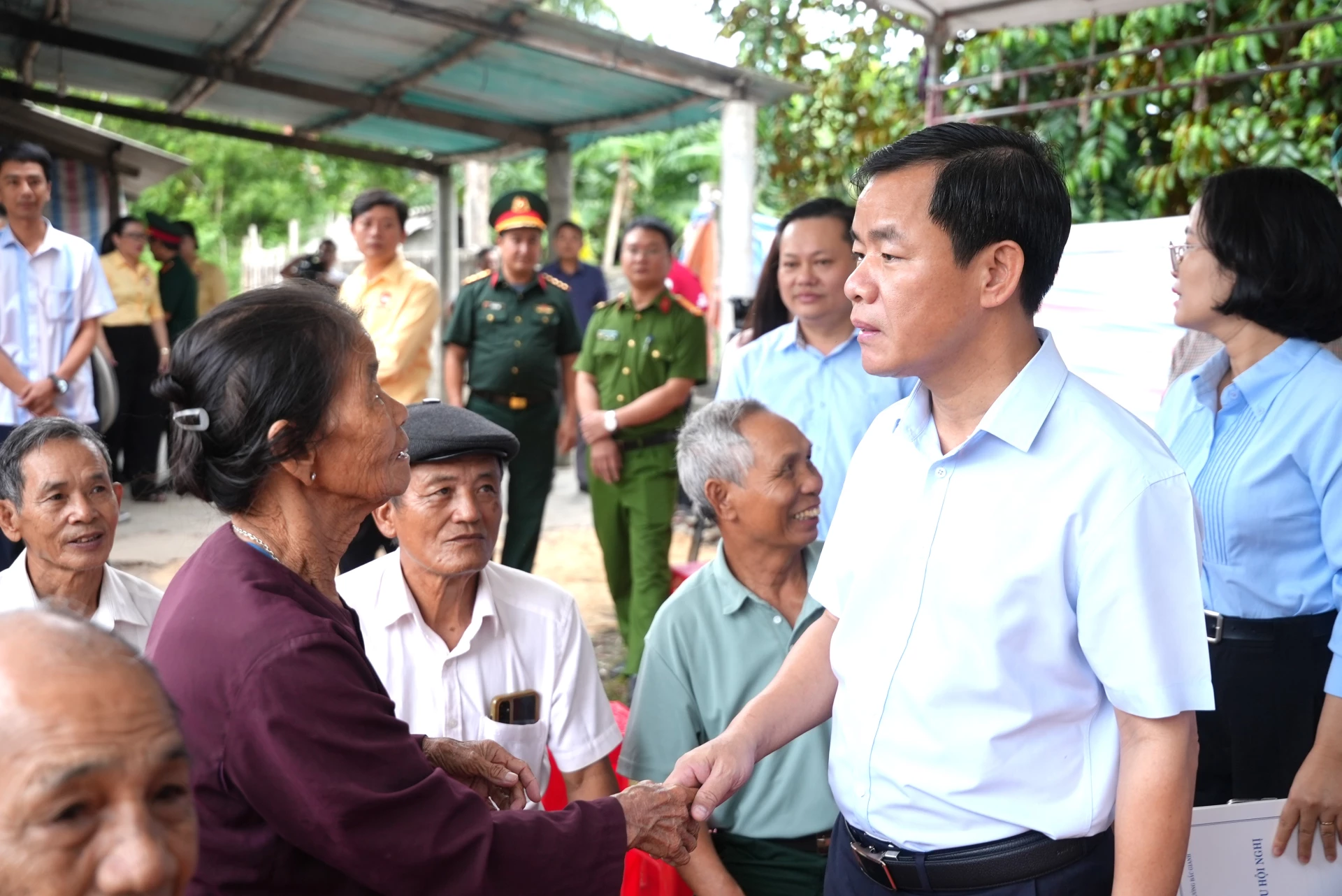 Đồng chí Nguyễn Văn Phương, Bí thư Tỉnh ủy động viên, thăm hỏi bà Nguyễn Thị Quyên, ở phường Bắc Gianh - Ảnh: T.Đ