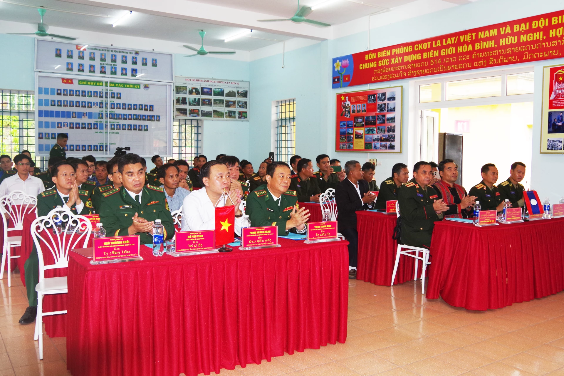 Đại biểu tham dự lễ kết nghĩa. Ảnh: Hoài Nam