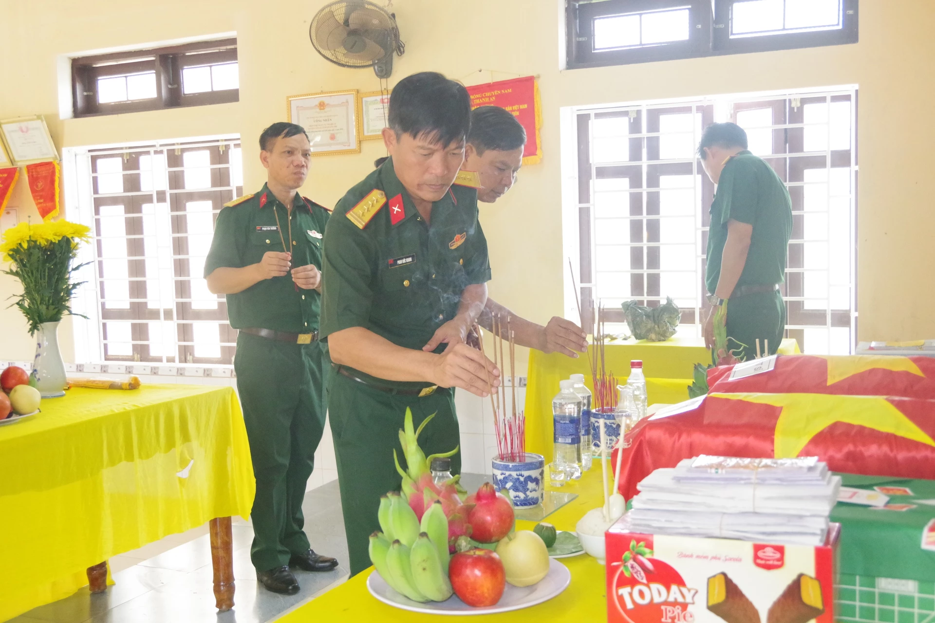 Lãnh đạo, chỉ huy Sư đoàn 968 dâng hoa, dâng hương tri ân các anh hùng liệt sĩ - Ảnh: T.H
