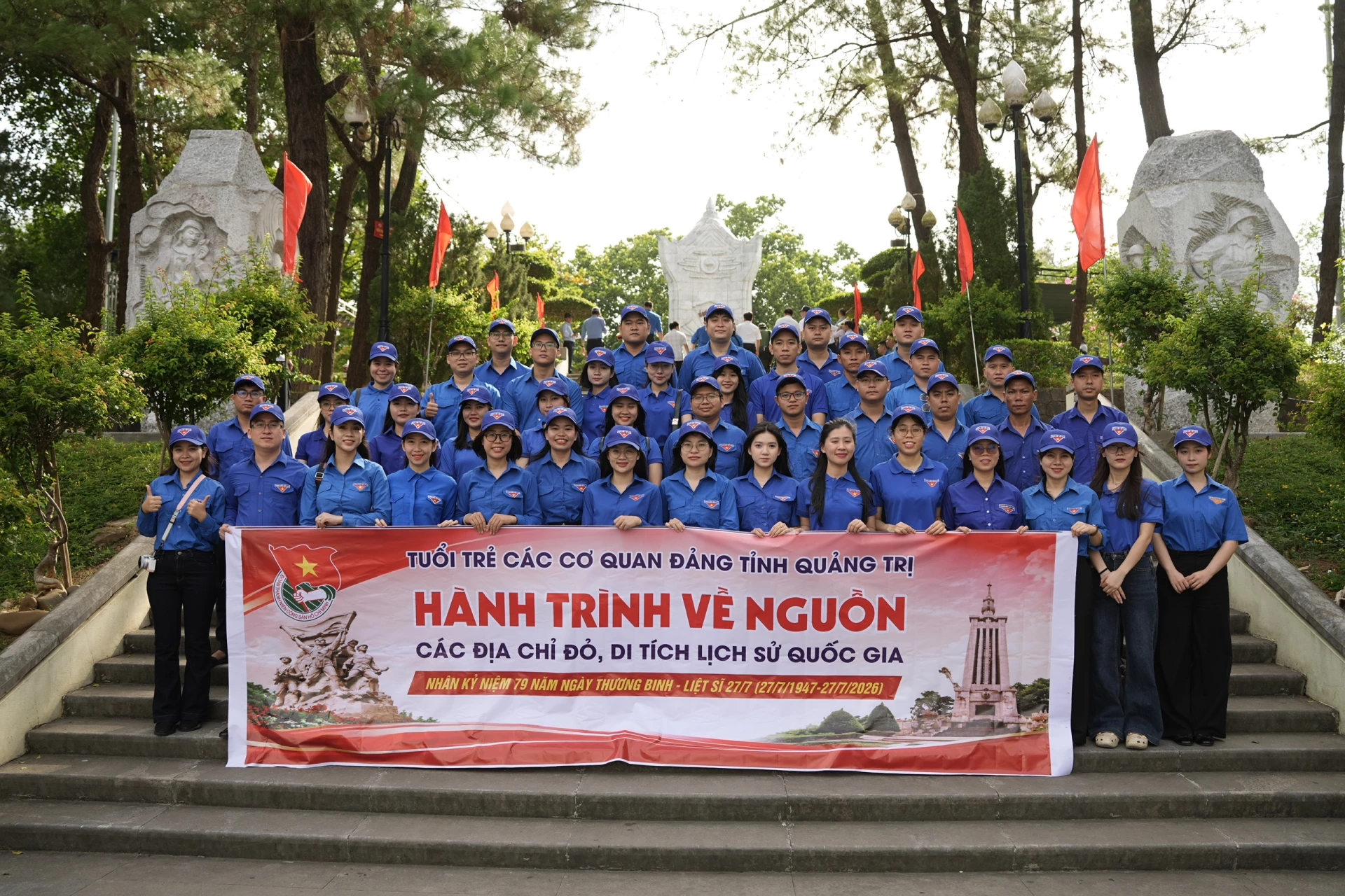 Đoàn các cơ quan Đảng tỉnh chụp ảnh lưu niệm tại Nghĩa trang Liệt sĩ quốc gia Trường Sơn - Ảnh: H.T
