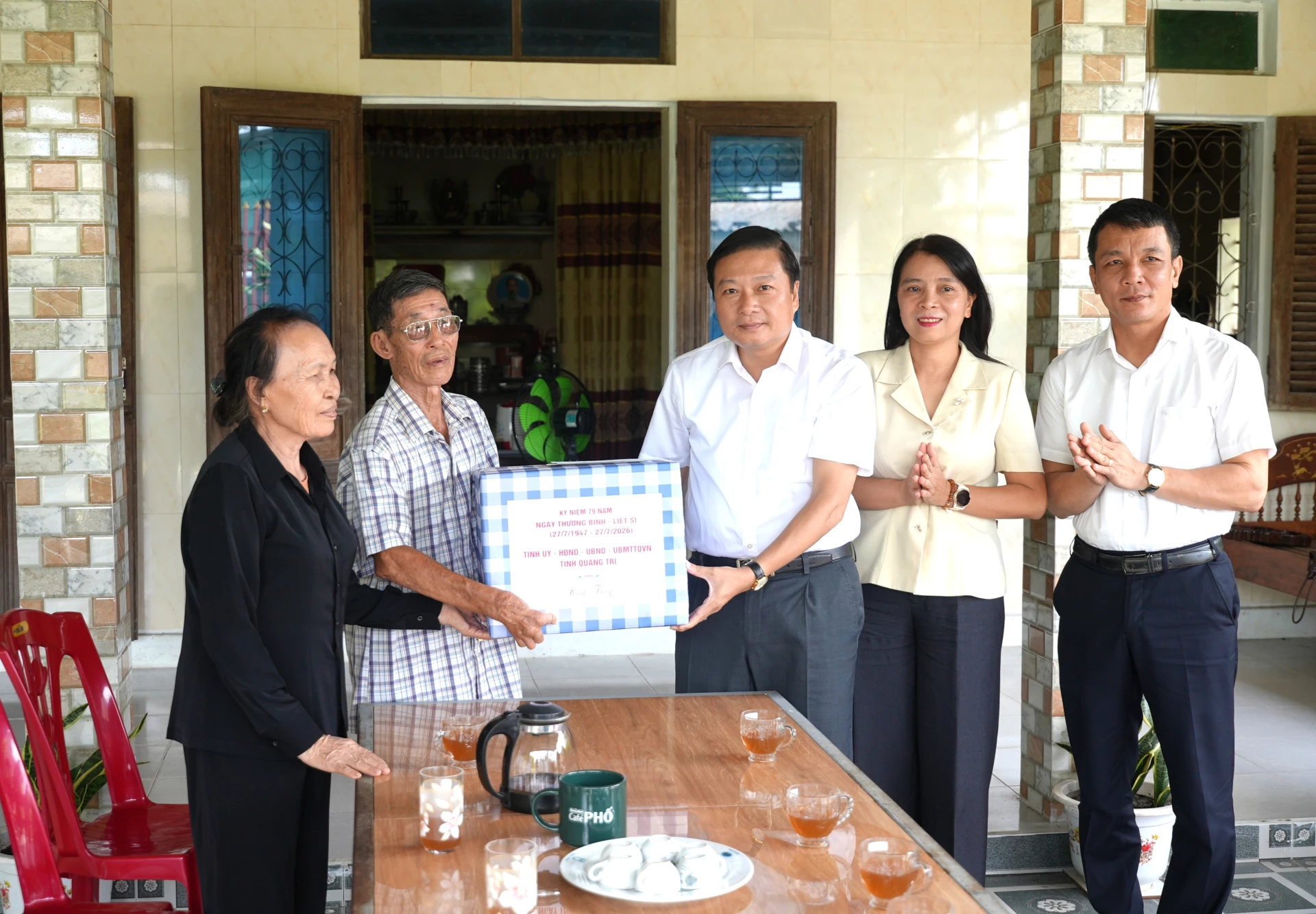 Đồng chí Lê Hồng Vinh, Chủ tịch UBND tỉnh thăm, tặng quà thương binh Lê Mạnh Vân, ở xã Cam Hồng – Ảnh: T.Đ