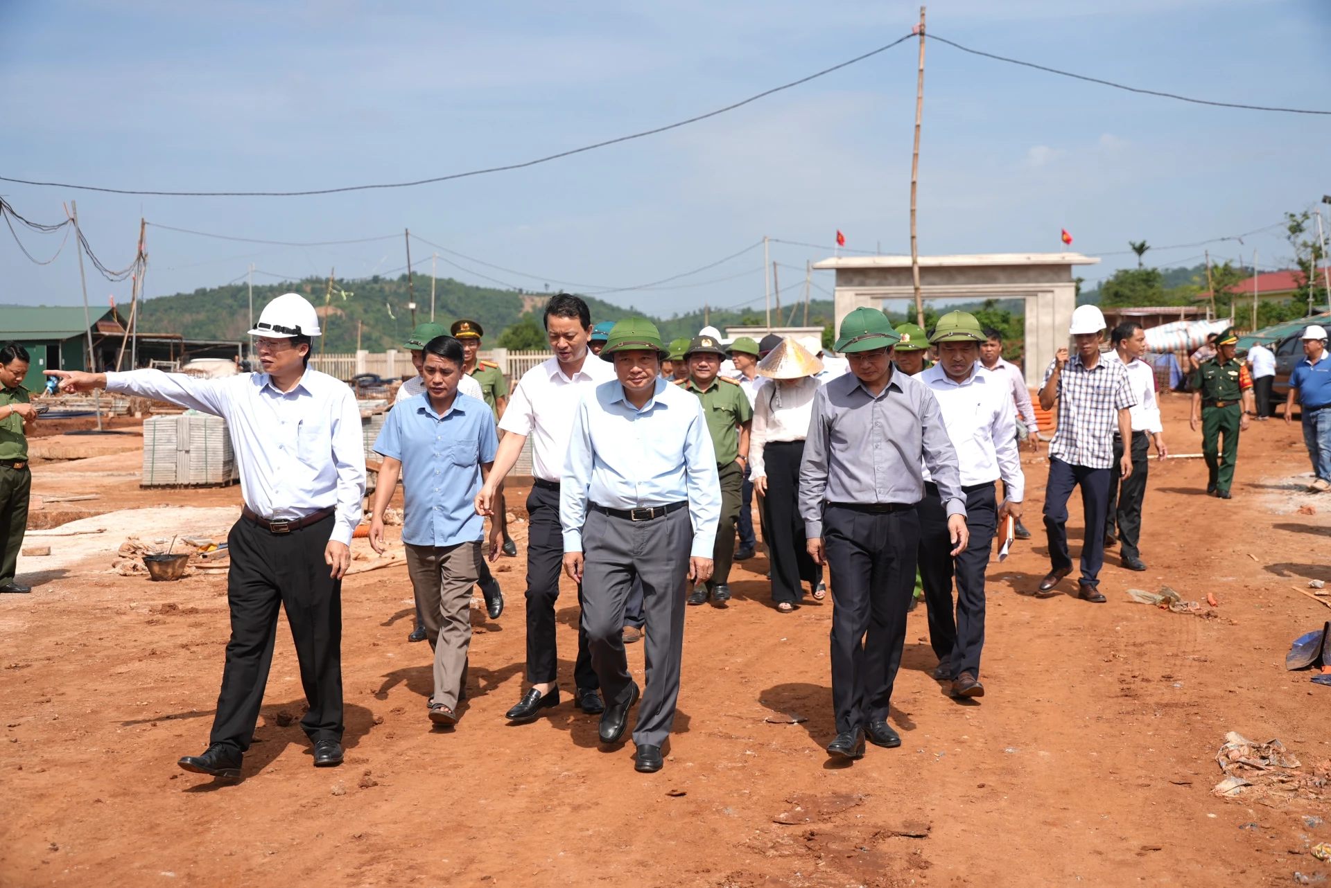 Đồng chí Lê Hồng Vinh, Chủ tịch UBND tỉnh kiểm tra tiến độ dự án Trường nội trú tiểu học và THCS Hướng Phùng - Ảnh: T.Đ