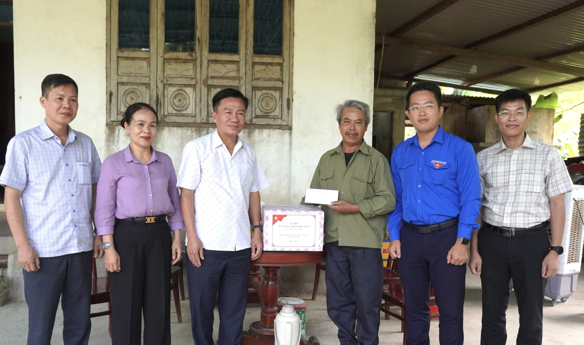 Đồng chí Đào Mạnh Hùng, Phó Chủ tịch Thường trực Ủy ban MTTQ Việt Nam tỉnh đến thăm, tặng quà gia đình ông Nguyễn Hồng Khanh, ở xã Tuyên Phú - Ảnh: H.T