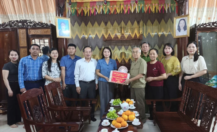 Lãnh đạo Sở Nội vụ thăm, tặng quà các gia đình thương binh
