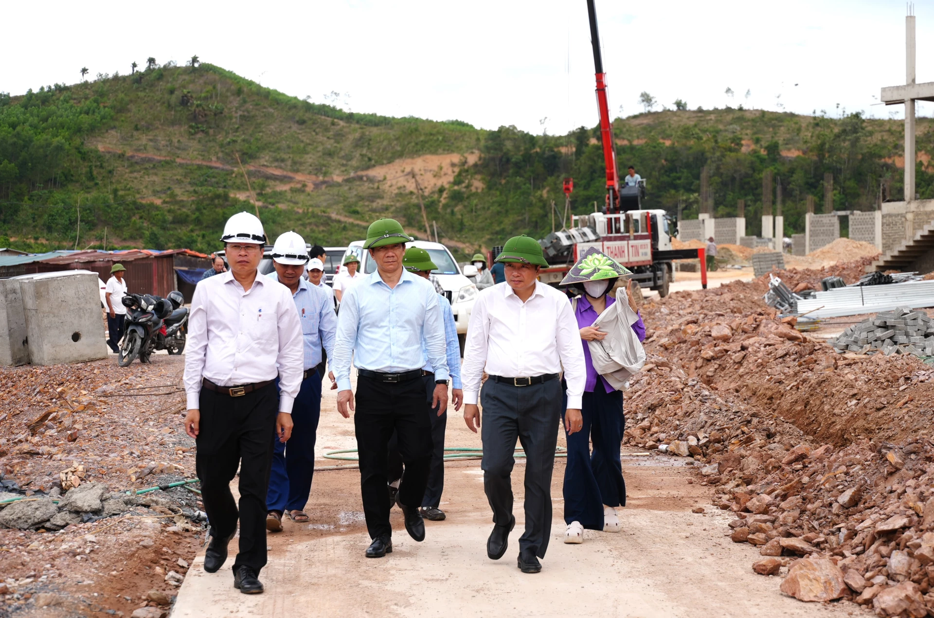 Đồng chí Lê Hồng Vinh, Chủ tịch UBND tỉnh kiểm tra hiện trường dự án Trường Nội trú Tiểu học và Trung học cơ sở Dân Hóa - Ảnh: T.Đ