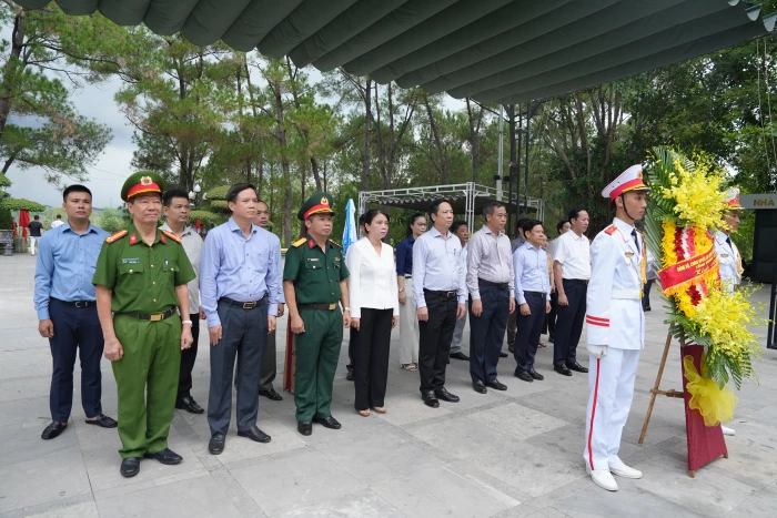 Tri ân các anh hùng liệt sĩ tại Nghĩa trang liệt sĩ quốc gia Trường Sơn