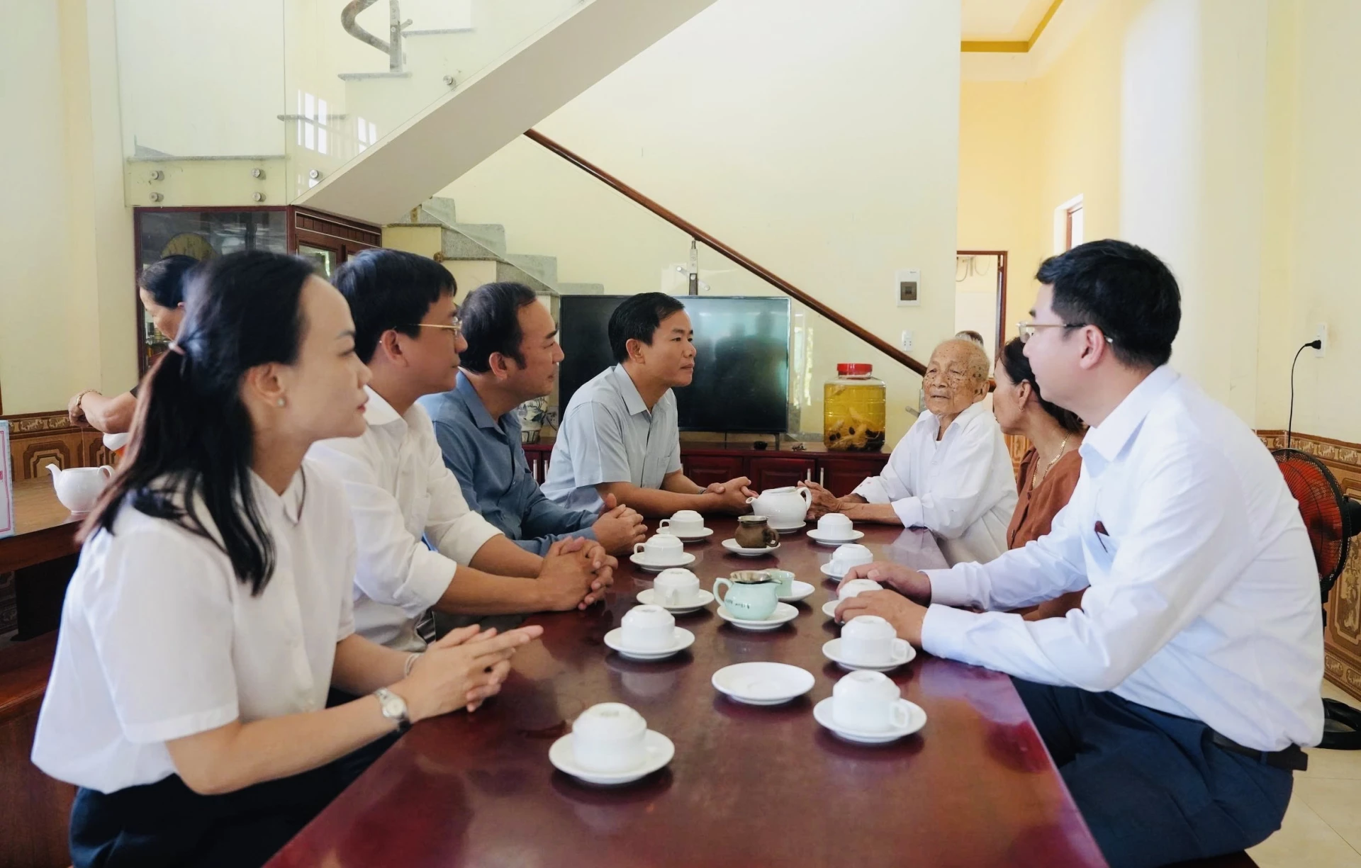 Đồng chí Nguyễn Văn Phương, Uỷ viên Ban Chấp hành Trung ương Đảng, Bí thư Tỉnh ủy cùng đoàn công tác trò chuyện, bày tỏ lòng tri ân sâu sắc đến gia đình ông Thái Hòa - Ảnh: Mỹ Nhị 