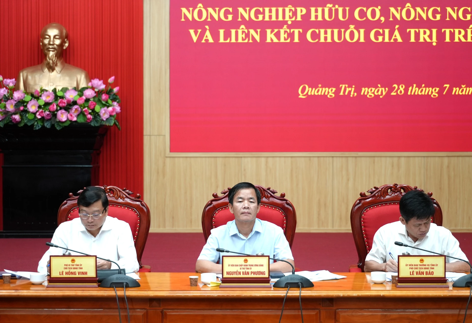 Các đồng chí lãnh đạo tỉnh dự và chủ trì hội nghị - Ảnh: T.Đ