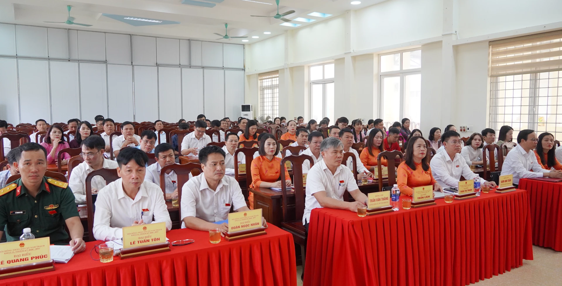 Các đại biểu tham dự kỳ họp - Ảnh: L.M



