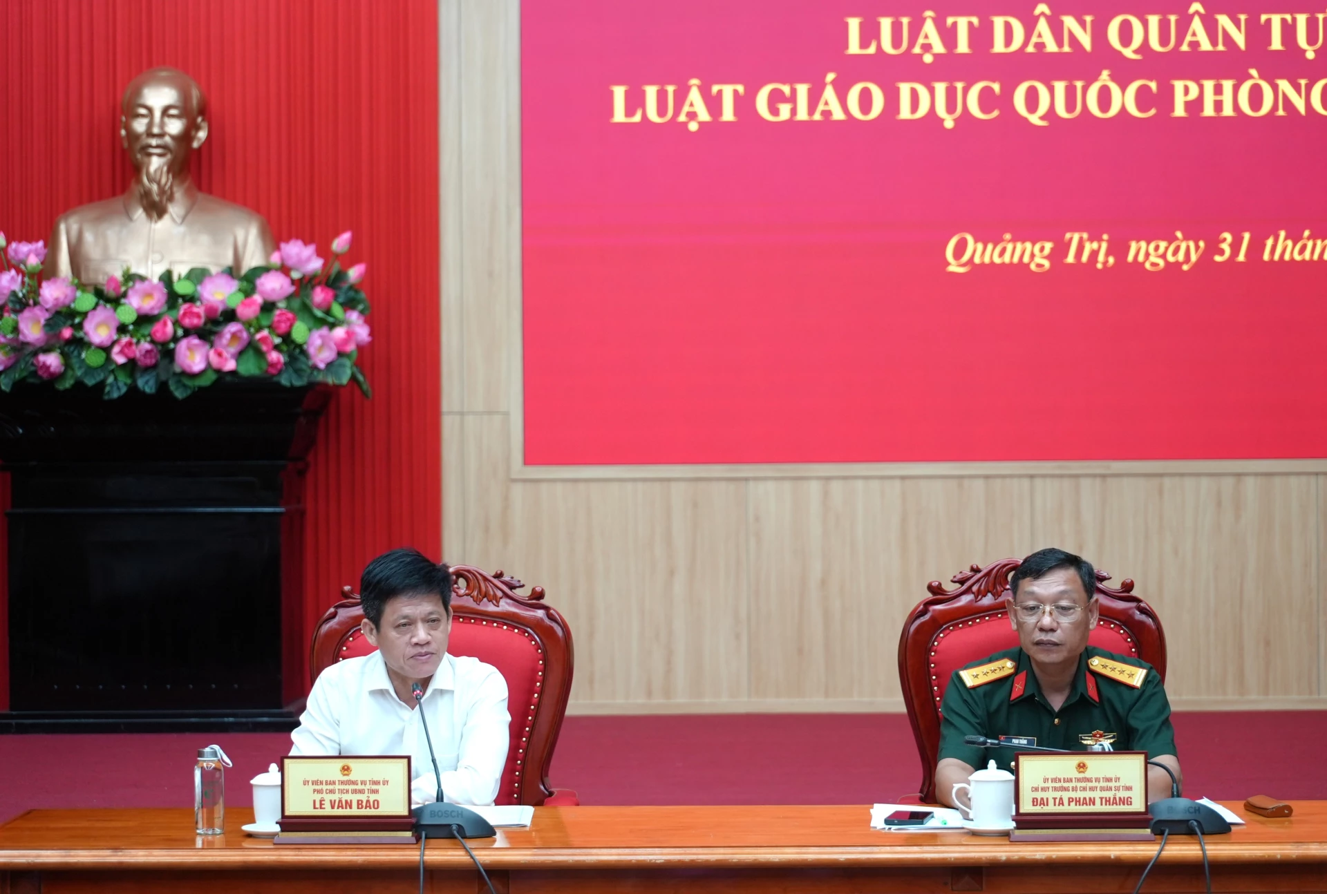 Đồng chí Lê Văn Bảo, Phó Chủ tịch UBND tỉnh và Đại tá Phan Thắng, Chỉ huy trưởng Bộ Chỉ huy Quân sự tỉnh chủ trì hội nghị - Ảnh: T.Đ