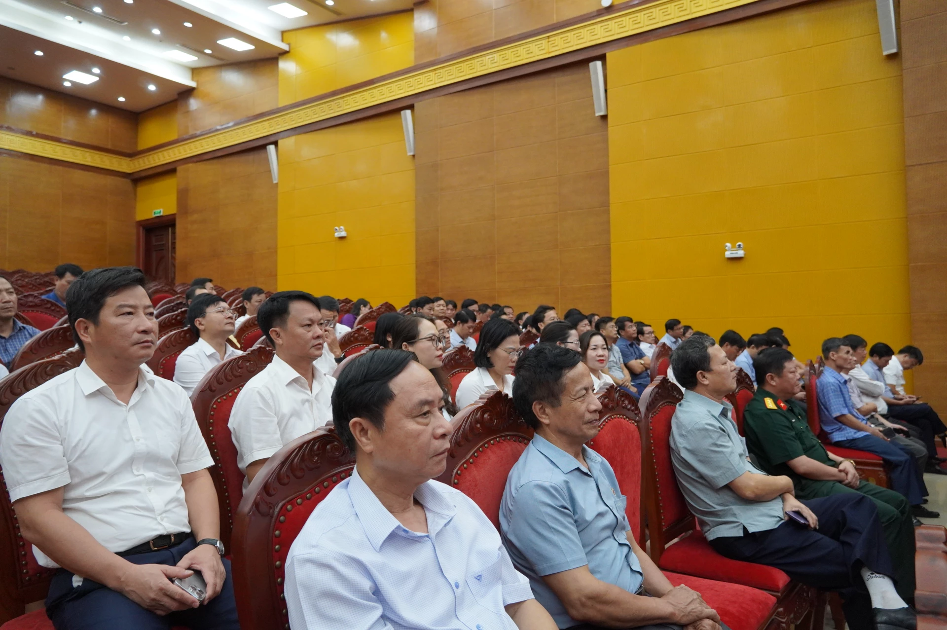 Các đại biểu theo dõi Hội nghị sơ kết 1 năm 6 tháng thực hiện Nghị quyết 57 của Bộ Chính trị tại điểm cầu Tỉnh ủy Quảng Trị - Ảnh: NL