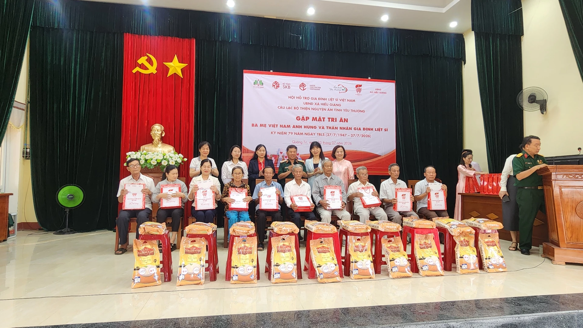 Trung tướng Trần Tấn Hùng, Bí thư Đảng ủy xã Hiếu Giang Trần Thị Thanh Hà và các đại biểu trao quà cho đại diện Thân nhân các Gia đình Liệt sĩ - Ảnh: Tạ Hưng