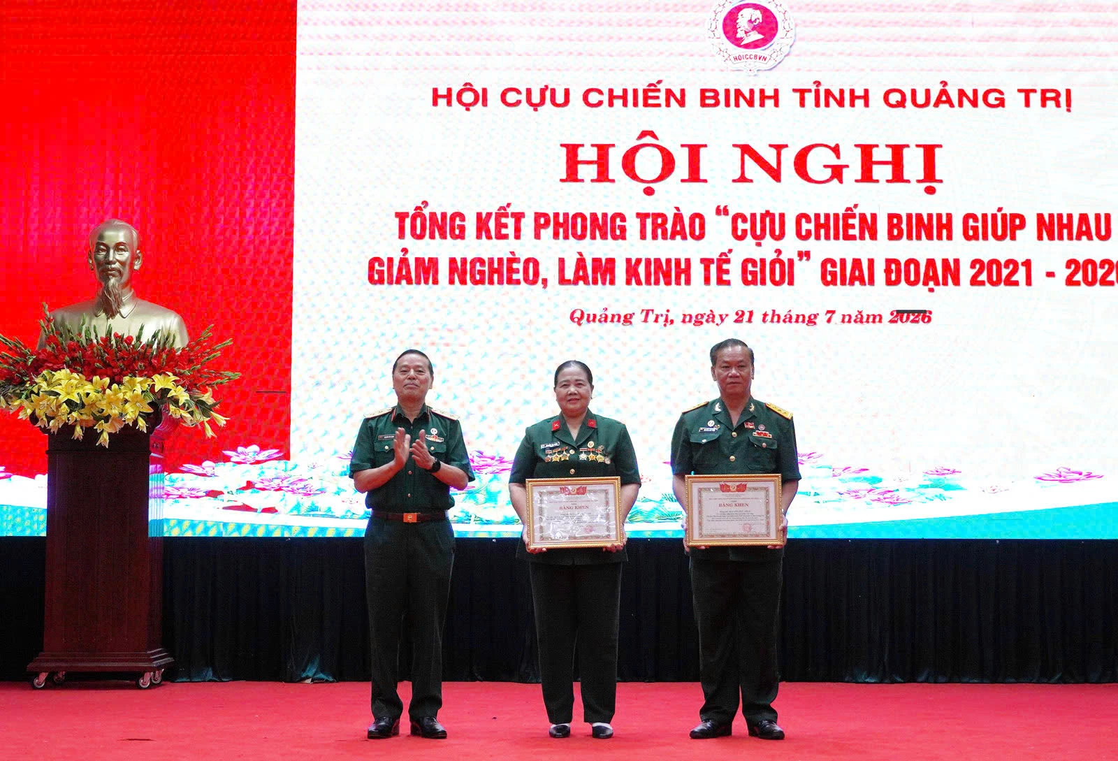 Trao tặng Bằng khen cho 2 cá nhân