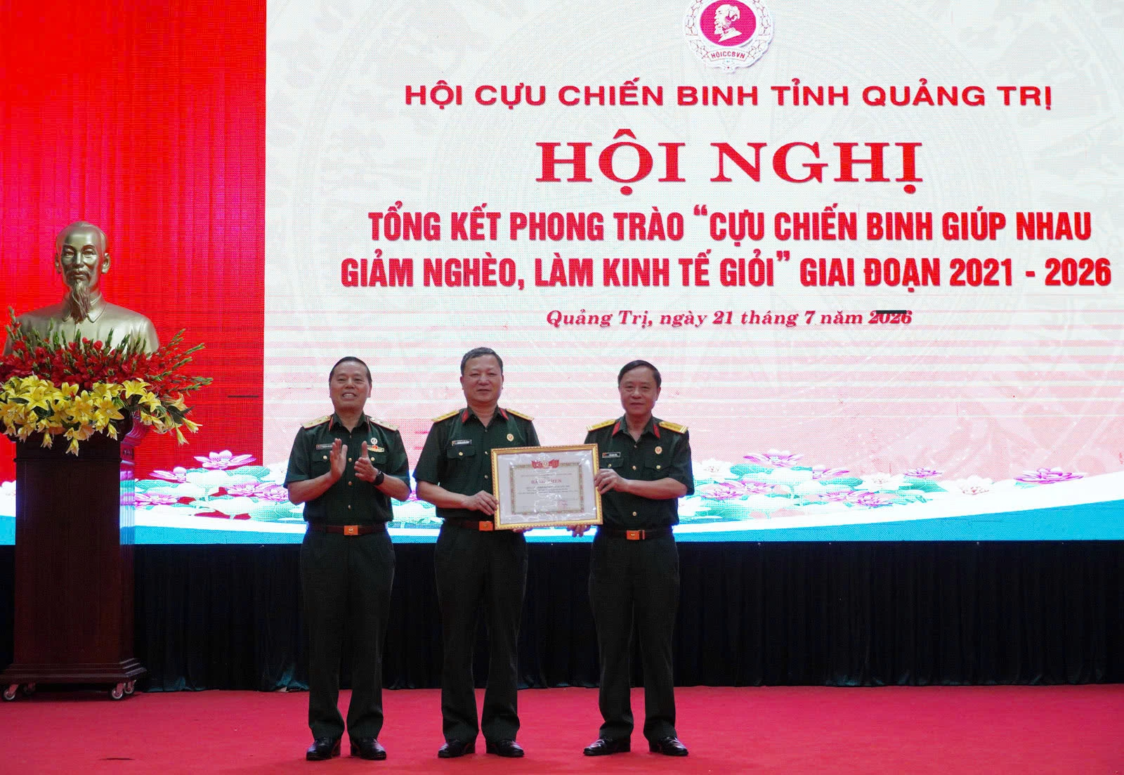 Tặng Bằng khen của Chủ tịch Hội Cựu chiến binh Việt Nam cho Hội Cựu chiến binh tỉnh Quảng Trị - Ảnh: NL