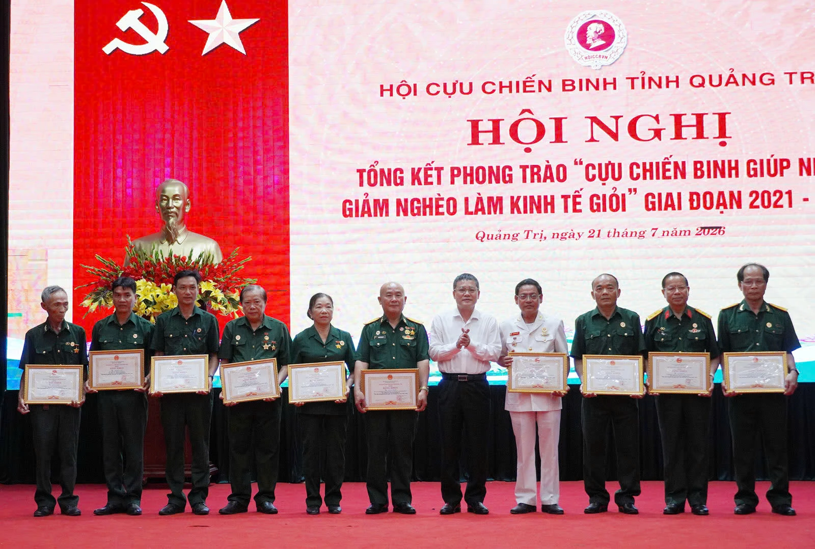 Đồng chí Phan Phong Phú, Phó Chủ tịch UBND tỉnh trao tặng Bằng khen của Chủ tịch UBND tỉnh cho 10 cá nhân có thành tích xuất sắc trong phong trào thi đua - Ảnh: NL