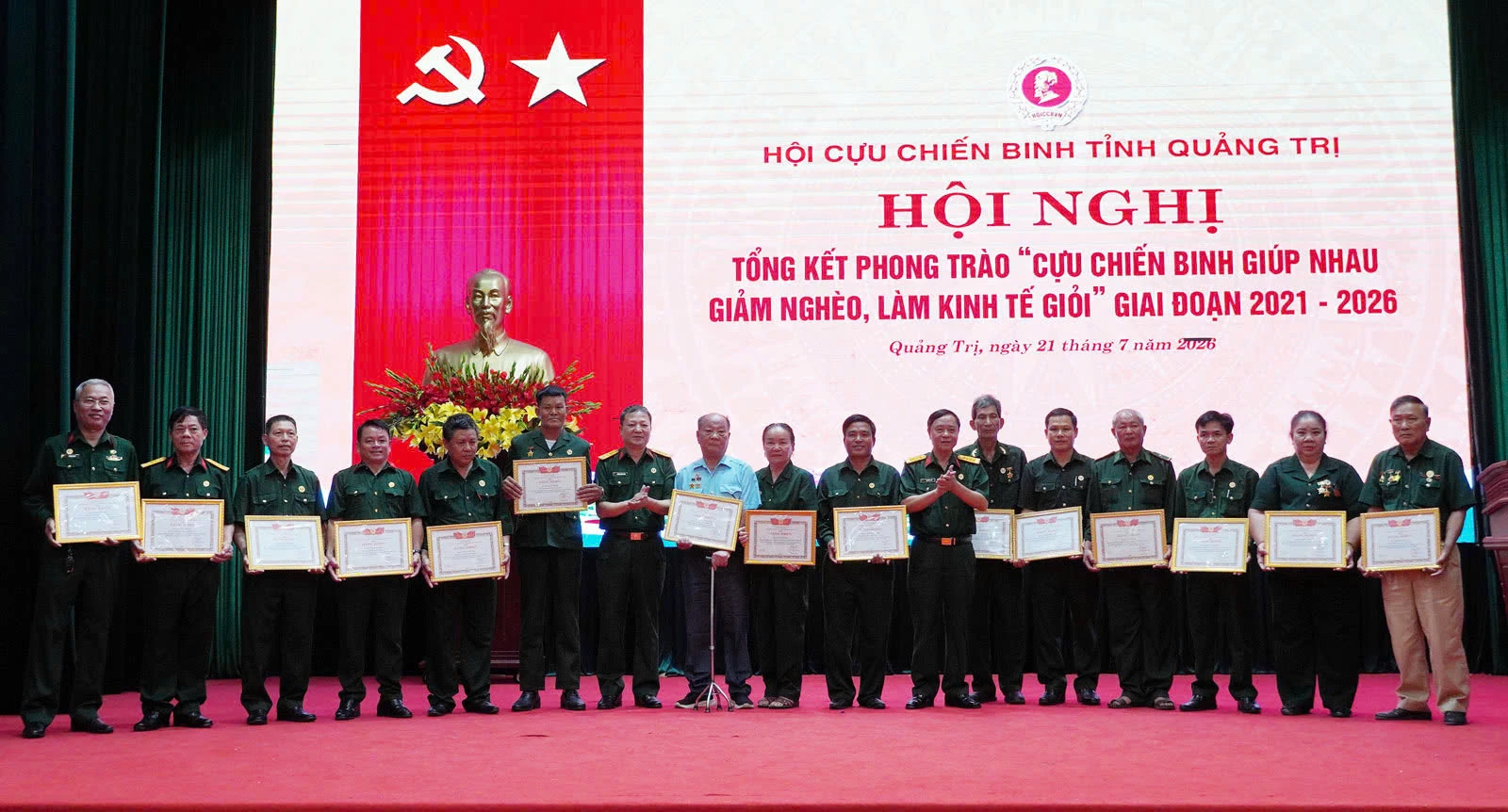 Hội Cựu chiến binh tặng Bằng khen cho 32 cá nhân - Ảnh: NL