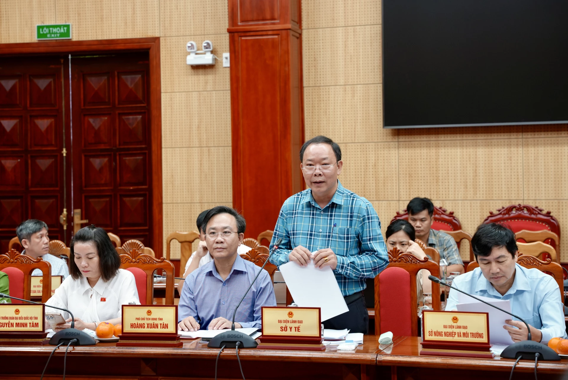 Lãnh đạo Sở Y tế báo cáo với đoàn công tác việc thực hiện chính sách, pháp luật về kiểm soát an toàn thực phẩm trên địa bàn tỉnh - Ảnh: H.N