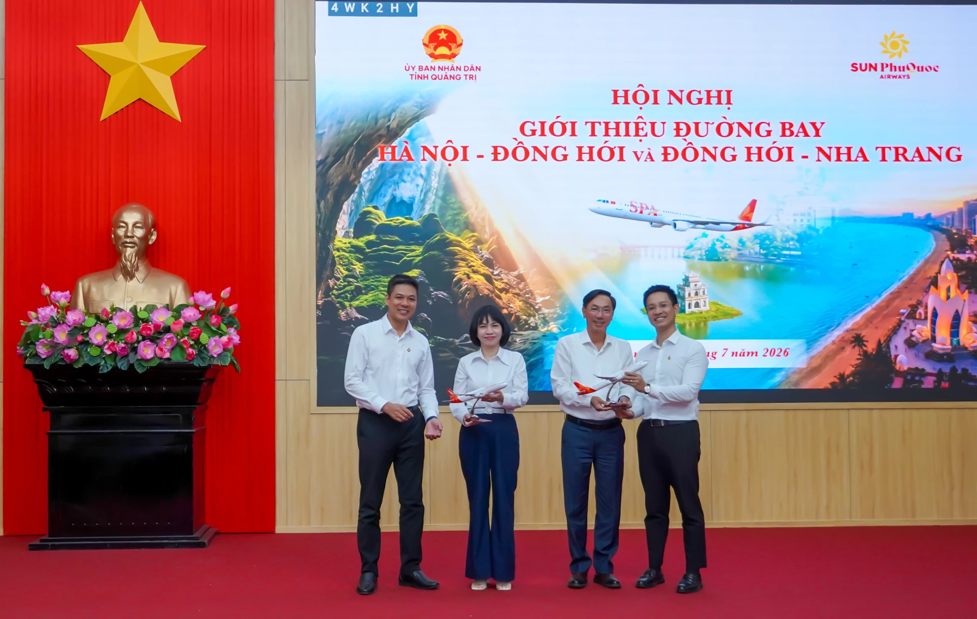 Đại diện lãnh đạo Công ty Cổ phần Tập đoàn Mặt Trời và Sun PhuQuoc Airways tặng quà lưu cho đại diện Sở Văn hoá, thể thao và du lịch - Ảnh: N.H