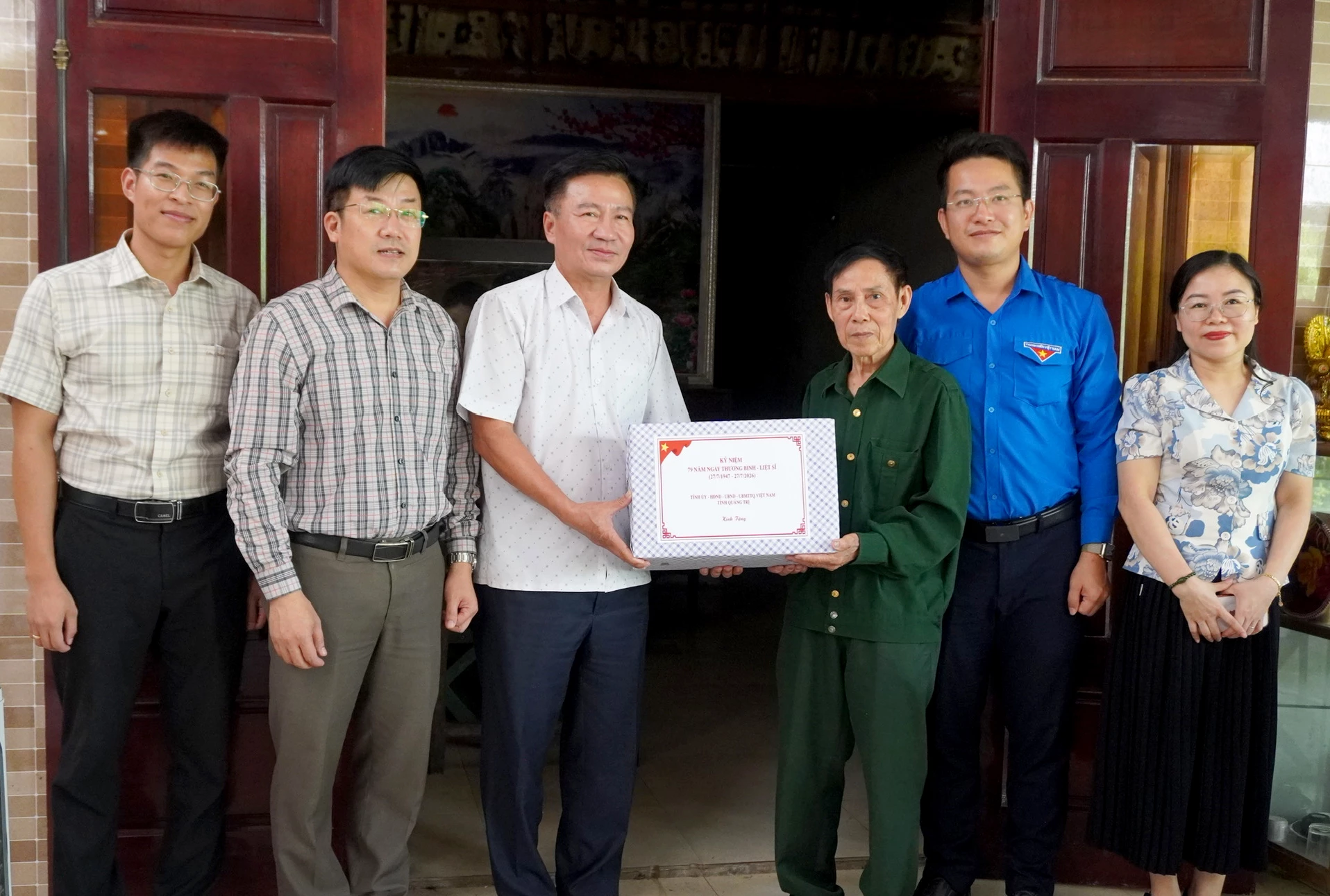Đồng chí Đào Mạnh Hùng, Phó Chủ tịch Thường trực Ủy ban MTTQ Việt Nam tỉnh thăm, động viên gia đình chính sách tại xã Đồng Lê - Ảnh: H.T