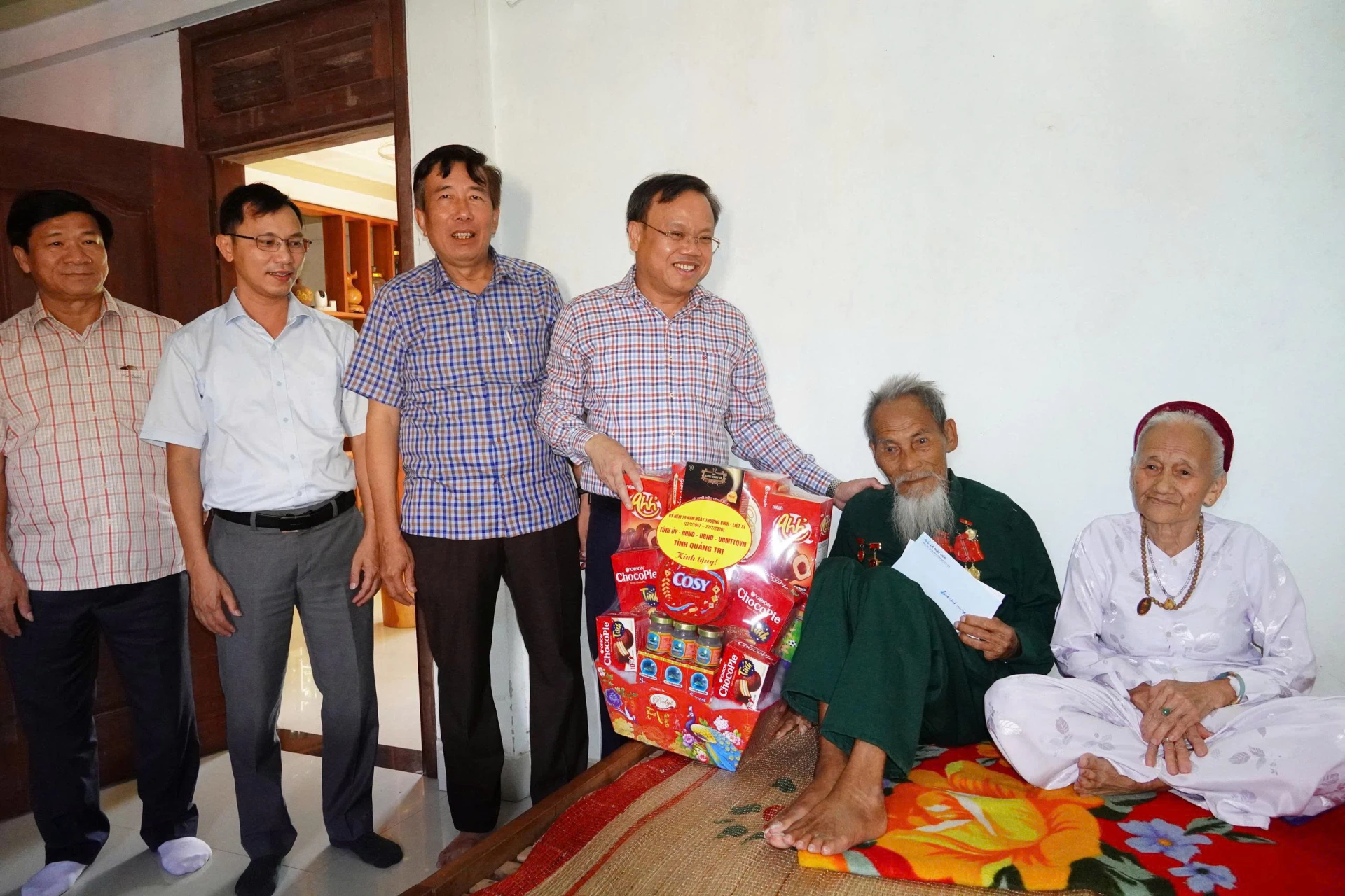 Đồng chí PCT UBND tỉnh Lê Đức Tiến cùng đoàn đến thăm thương bình Trần Khánh Thuận - ở thôn An Hội, xã Triệu Cơ. Ảnh: Việt Anh