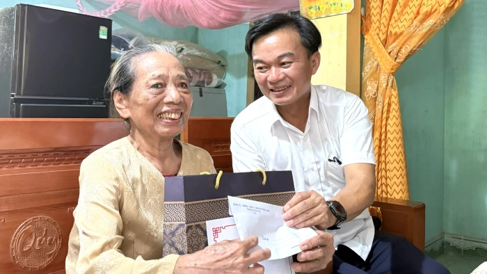 Đồng chí Chủ tịch Ủy ban MTTQ Việt Nam tỉnh thăm, tặng quà gia đình chính sách