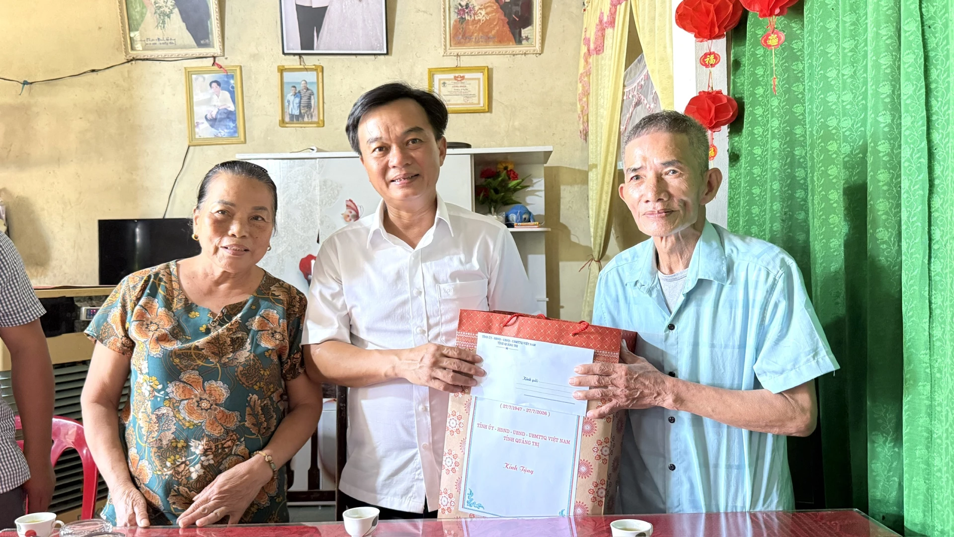 Đồng chí Nguyễn Chiến Thắng, Phó Bí thư Tỉnh ủy, Chủ tịch Ủy ban MTTQ Việt Nam tỉnh thăm và tặng quà cho Thương binh Lê Công Bình ở xã Cửa Tùng - Ảnh: NL